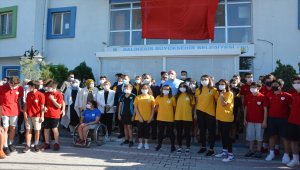 Gençlik ve Spor Bakanı Kasapoğlu, maske takmayanlara maske verdi, uyarılarda bulundu