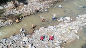 Giresun'da selde kaybolan aileyi arama çalışmaları devam ediyor