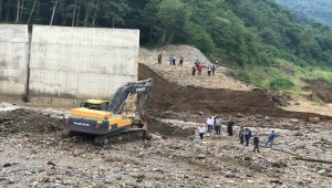 Giresun'da sele kapılan askerlerle iş makinesi operatörünü arama çalışmaları sürüyor