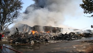 GÜNCELLEME 2 - Sakarya'da marketin deposunda çıkan yangın söndürüldü