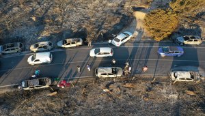 GÜNCELLEME 2 - Seferihisar'da otluk alanda çıkan yangında yaklaşık 50 araç yandı
