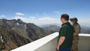 Hakkari Valisi İdris Akbıyık, üs bölgelerini ziyaret etti