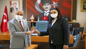 Hamile kadına uygulama noktasında doğum yaptıran kadın polise başarı belgesi
