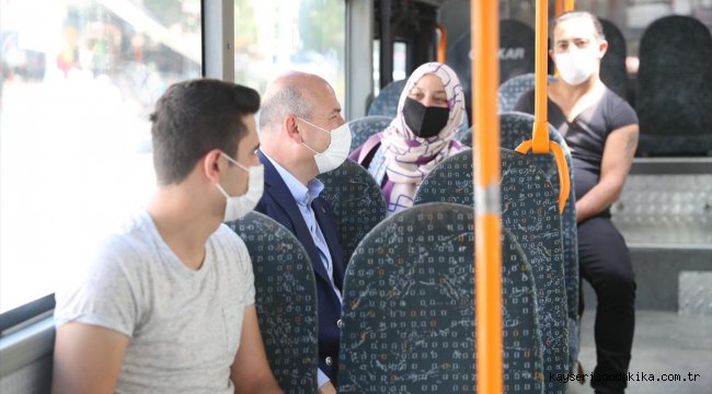 İçişleri Bakanı Soylu, halk otobüsüne bindi 