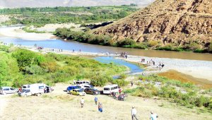 Iğdır'da serinlemek için Aras Nehri'ne giren iki genç boğuldu