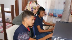 İki engelli çocuğun koruyucu ailesi olup sevgilerini büyüttüler