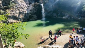 Ilıca Şelalesi'nin oluşturduğu göle düşen çocuğu jandarma kurtardı