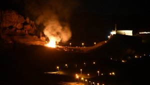 İshak Paşa Sarayı yakınında uçurulan dilek balonu nedeniyle 5 bin balya ot yandı
