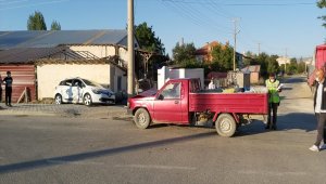 Isparta'da kamyonet ile otomobil çarpıştı: 6 yaralı
