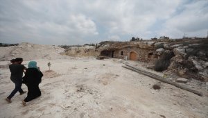 İsrail'in yıkımları Filistinli ailelerin zorunluluktan mesken tuttuğu mağaralara ulaştı
