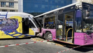 İstanbul'da tramvay halk otobüsüne çarptı