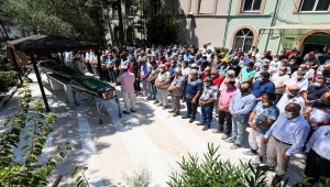 İzmir'de batan teknede ölen anne ve iki çocuğunun cenazesi defnedildi
