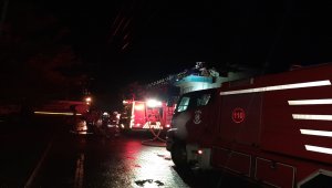 İzmir'de çatısına yıldırım düşen binadaki yangın söndürüldü