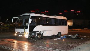 İzmir'de minibüse çarpan motosikletin sürücüsü öldü