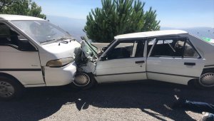 İzmir'de panelvan ile otomobil çarpıştı: 4 yaralı 