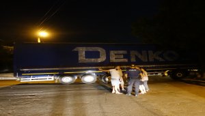 İzmir'de park halindeyken yokuş aşağı kayan tır yolun altındaki binanın bahçesine düştü