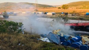 İzmir'de trafik kazası sonrası dökülen kimyasallar için arındırma çalışması yapıldı