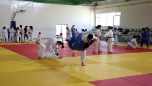 Japonya'nın Ankara Büyükelçisi Akio, Kilis'te judo yapan çocukları izledi
