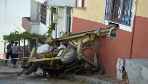 Kağıthane'de iş makinesi eve çarptı