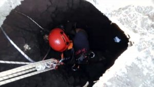 Kahramanmaraş'ta itfaiye, 18 metre derinliğindeki kuyuya düşen kedi yavrusunu kurtardı