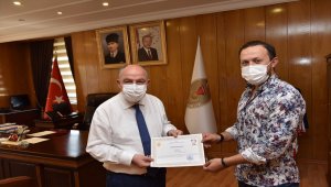 Kahramanmaraş'ta yaralıyı 1 kilometre sırtında taşıyan sağlık teknikerine başarı belgesi