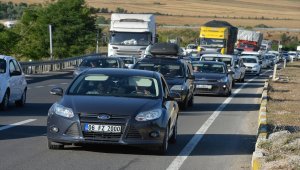 Karadeniz illerini İstanbul'a bağlayan D-100'de yoğunluk yaşanıyor