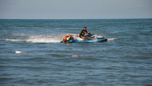 Karasu sahilinde kadın cankurtaranlar görev yapıyor