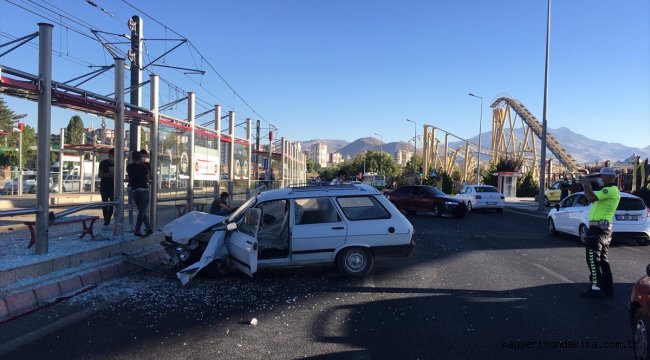 Kayseri'de durakta bekleyen genç otomobilin çarpması sonucu yaralandı