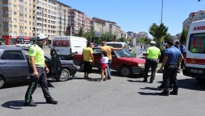 Kayseri'de iki otomobil çarpıştı: 6 yaralı