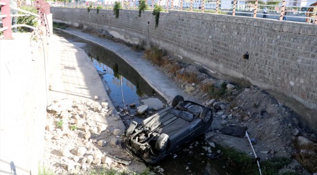 Kayseri Son Dakika: Kayseri'de otomobil kanala devrildi: 2 yaralı
