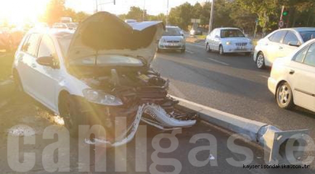 Kayseri Son Dakika: Kartal kavşağında ki kazada araç direğe çarptı! 2 Yaralı (VİDEOLU HABER)