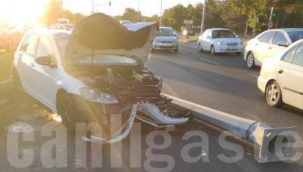 Kayseri Son Dakika: Kartal kavşağında ki kazada araç direğe çarptı! 2 Yaralı (VİDEOLU HABER)