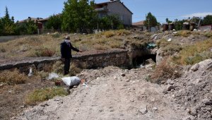 Kırşehir'de su kaçağı için kazı yapılan alanda mağara bulundu