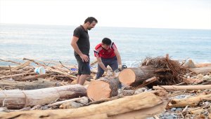 Kışlık yakacak ihtiyacı için selin Karadeniz'e sürüklediği odunları topluyorlar