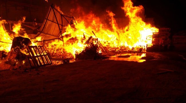Kocaeli'de ahşap palet fabrikasının imalathane bölümünde yangın
