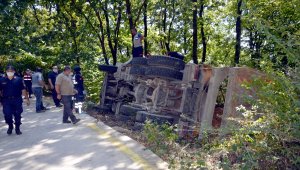 Kocaeli'de devrilen hafriyat kamyonunda sıkışan sürücü itfaiye ekiplerince kurtarıldı