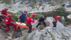 Kocaeli'de doğa yürüyüşünde kayalıklardan düşen kadın kurtarıldı