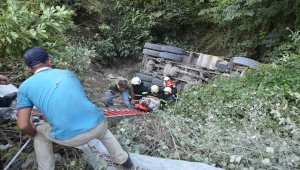 Kocaeli'nde dere yatağına devrilen kamyonun şoförü yaralı kurtarıldı