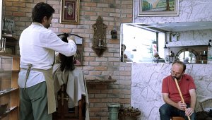 "Koleksiyoner berber" şanslı müşterilerini ney eşliğinde tıraş ediyor