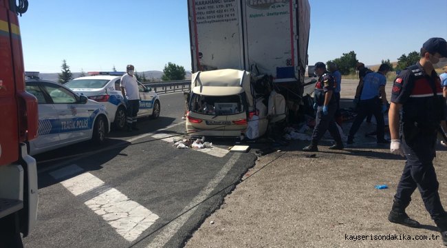 Konya-Ankara kara yolunun 185. kilometresinde hafif ticari aracın park halindeki tıra arkadan çarpması sonucu ölü ve yaralıların olduğu bildirildi