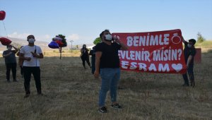 Koronavirüs tedavisi gören sevgilisine hastane önünde evlilik teklif etti