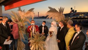 Kovid-19 salgını nedeniyle düğünleri ertelenen sağlıkçılar dünyaevine girdi
