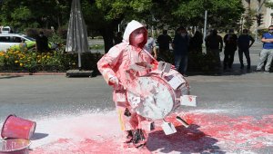 Kovid-19 tedbirlerine üzerine boya döküp davul çalarak dikkati çekti