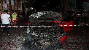 Küçükçekmece'de 2 otomobil yandı