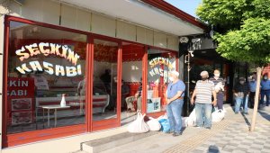 Kurbanı kesen kasaba koşuyor
