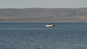 Kuruyan göllere dikkat çekmek için Çıldır Gölü'nde 13 kilometre kulaç attı