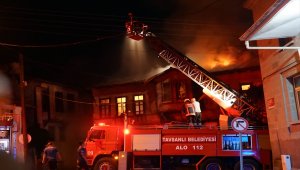 Kütahya'da çıkan yangında iki katlı ahşap bina kullanılamaz hale geldi