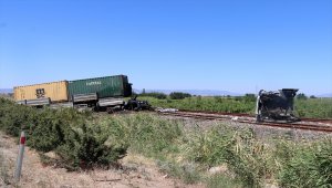 Manisa'da raylara giren tır, ikiye ayrıldı