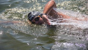 Maraton yüzücüsü Deliveli, kuruyan göllere dikkati çekmek için Aygır Gölü'nü yüzerek geçti
