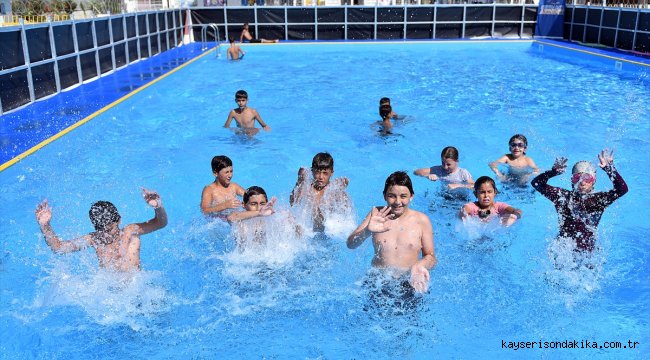 Mersin'de çocuklar okullardaki seyyar havuzlarda eğlenerek yüzme öğreniyor 